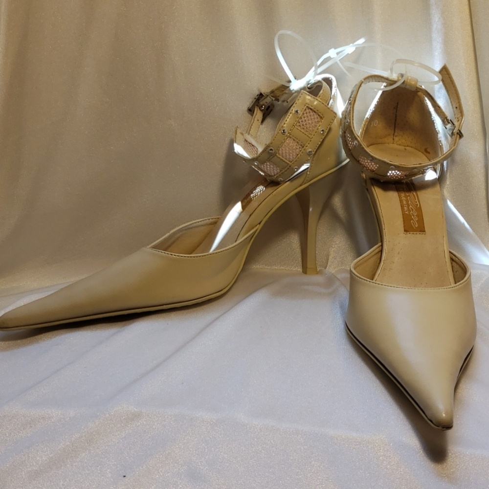 Queen heels NWT